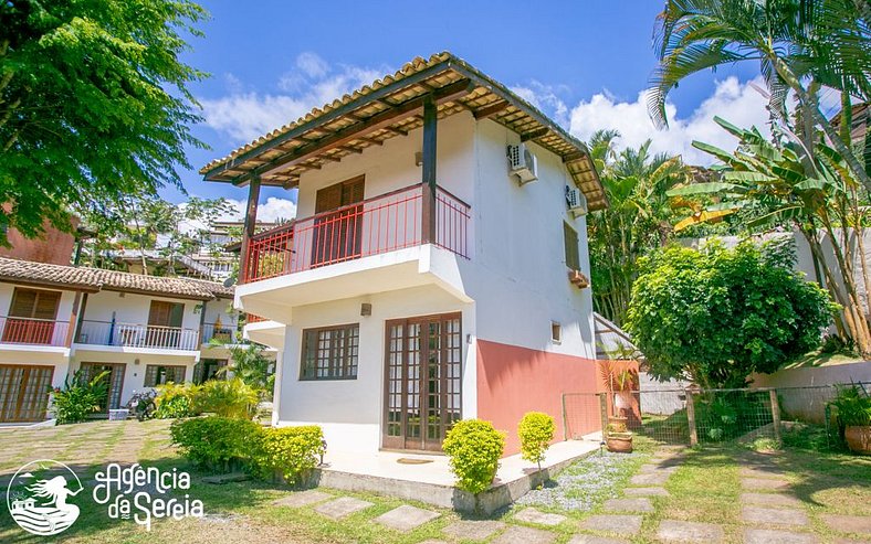 Casa aconchegante em condomínio à 300m da praia