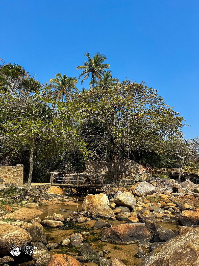 Casa c/ piscina a poucos mts da praia Feiticeira