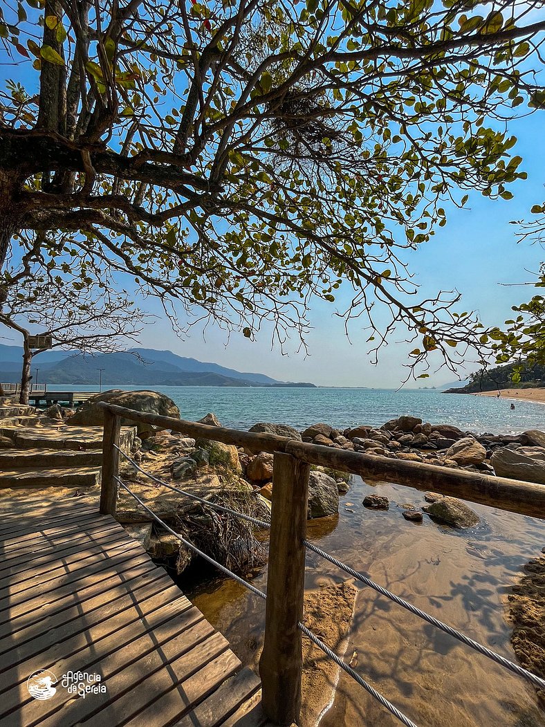 Casa c/ piscina a poucos mts da praia Feiticeira