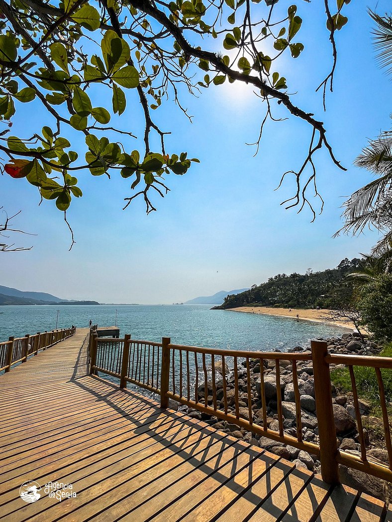 Casa c/ piscina a poucos mts da praia Feiticeira