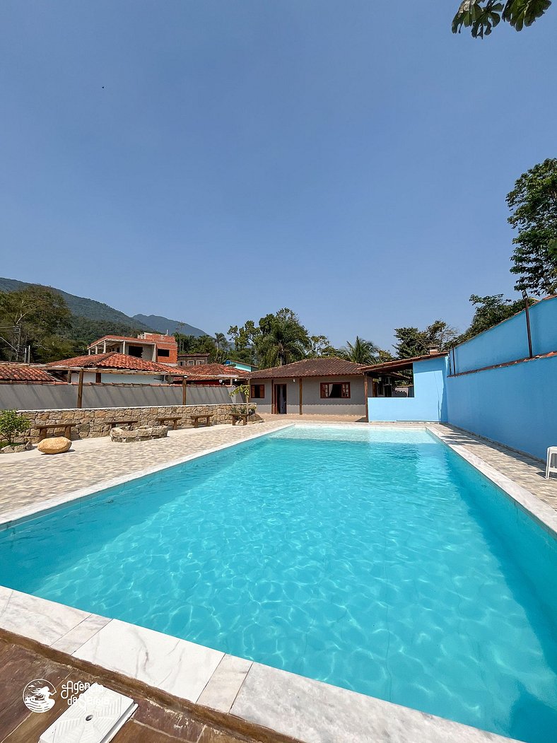 Casa c/ piscina a poucos mts da praia Feiticeira