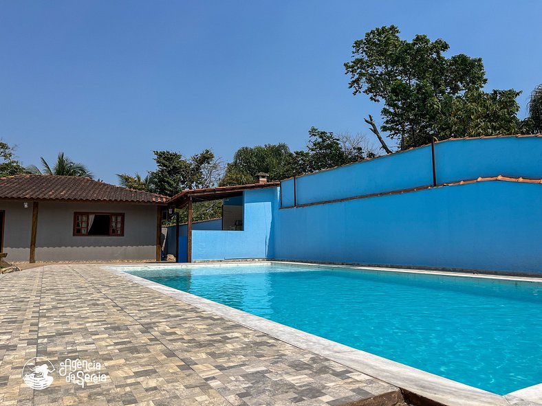 Casa c/ piscina a poucos mts da praia Feiticeira