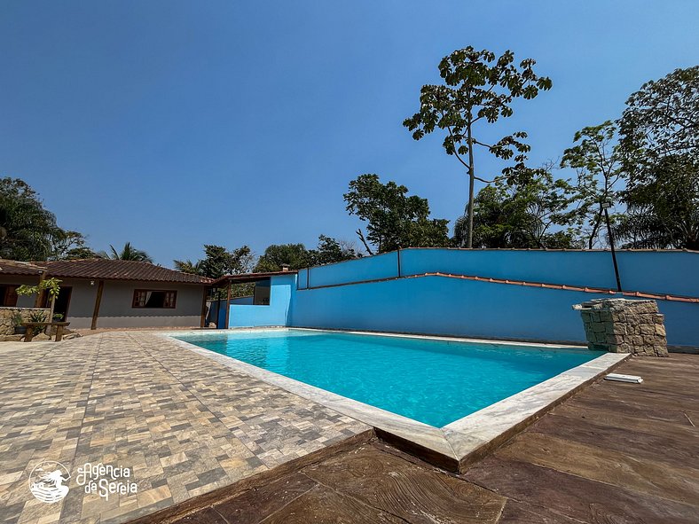 Casa c/ piscina a poucos mts da praia Feiticeira