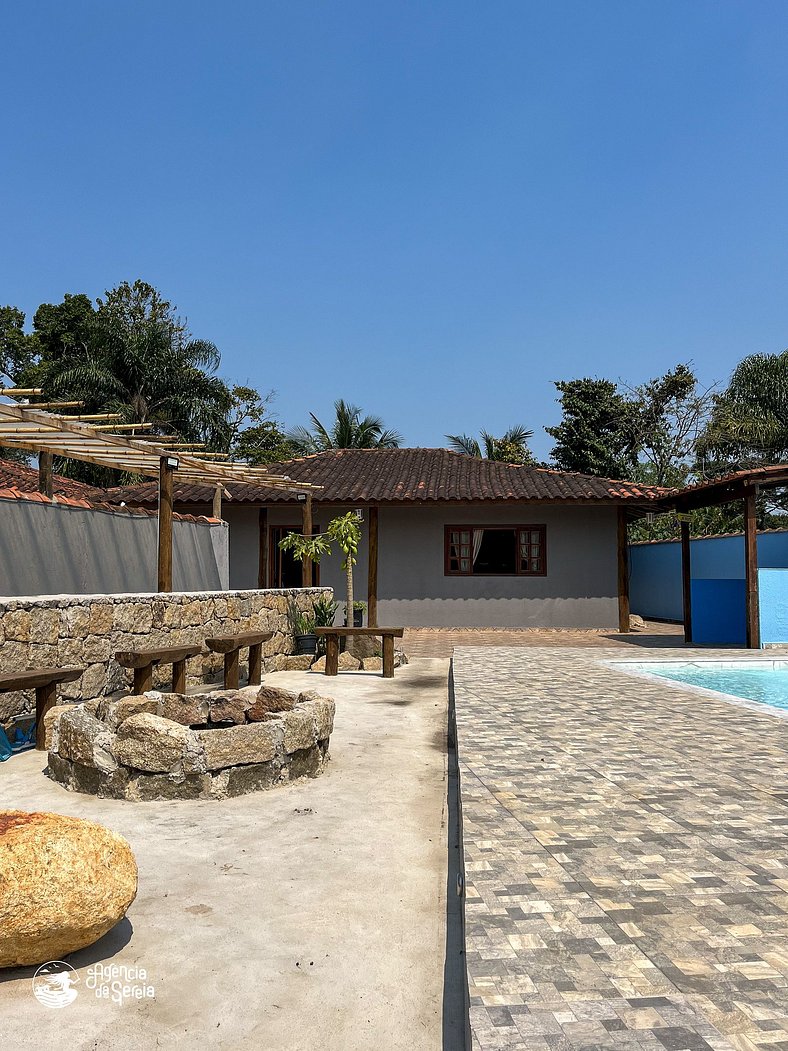 Casa c/ piscina a poucos mts da praia Feiticeira