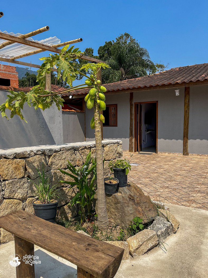 Casa c/ piscina a poucos mts da praia Feiticeira