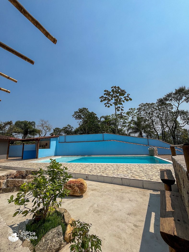 Casa c/ piscina a poucos mts da praia Feiticeira