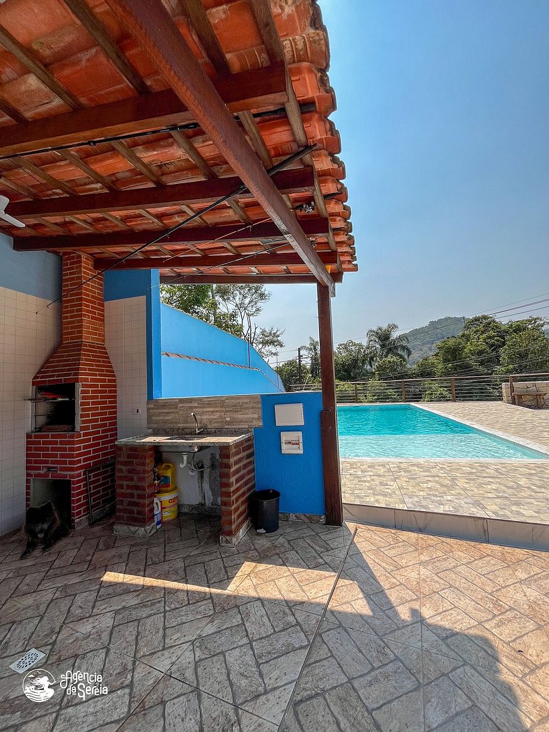 Casa c/ piscina a poucos mts da praia Feiticeira