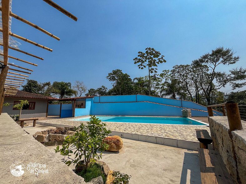 Casa c/ piscina a poucos mts da praia Feiticeira