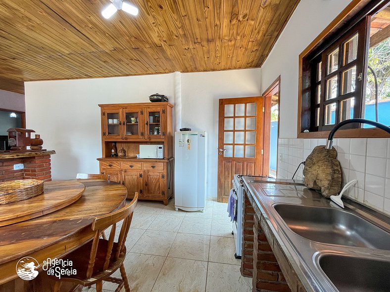 Casa c/ piscina a poucos mts da praia Feiticeira