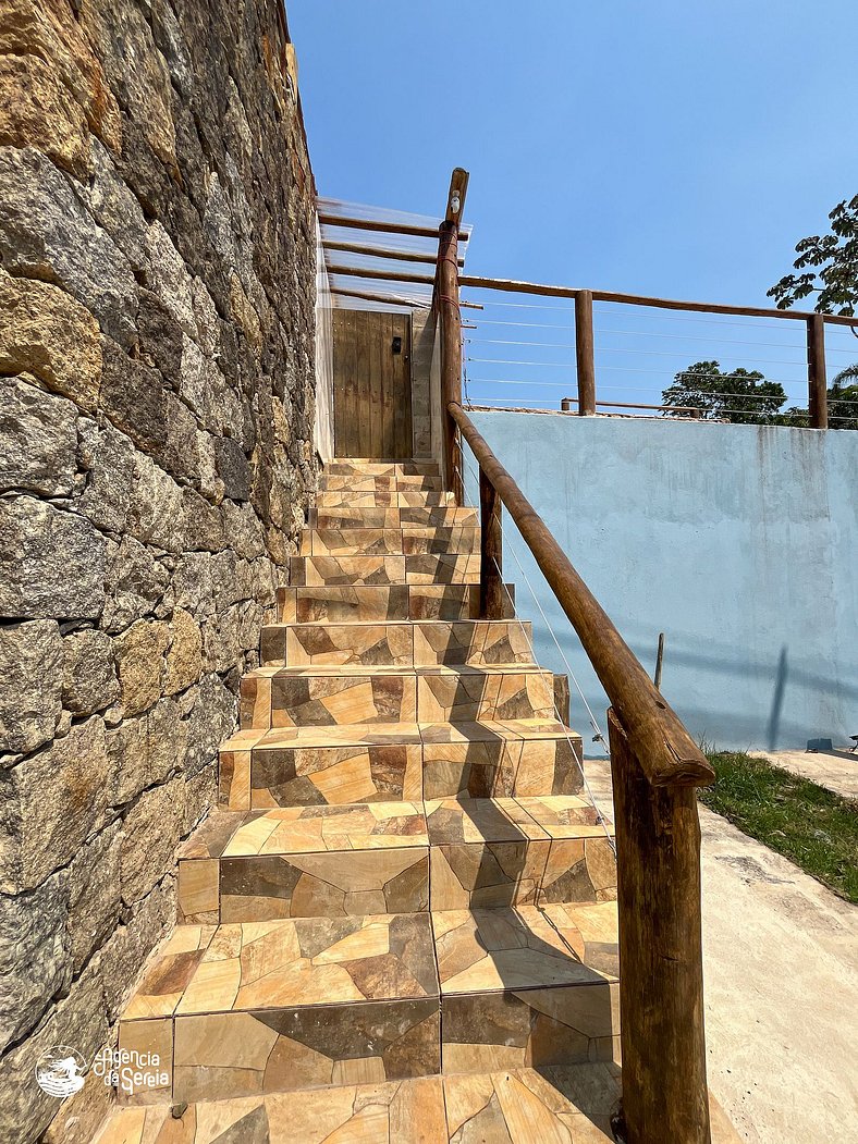 Casa c/ piscina a poucos mts da praia Feiticeira