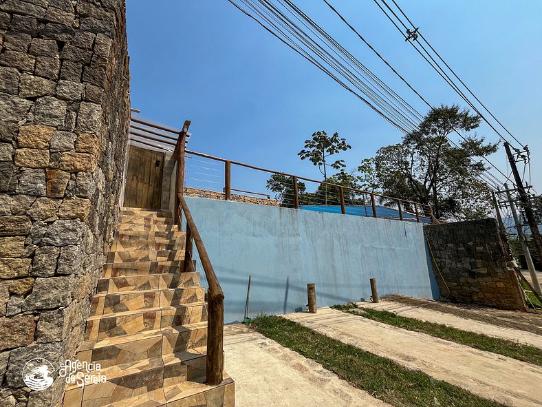 Casa c/ piscina a poucos mts da praia Feiticeira