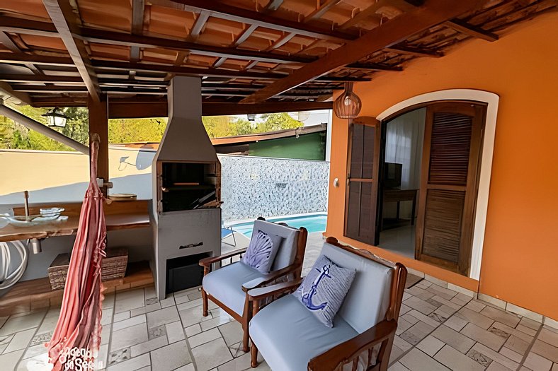 Casa linda com piscina a 2 km da balsa de Ilhabela