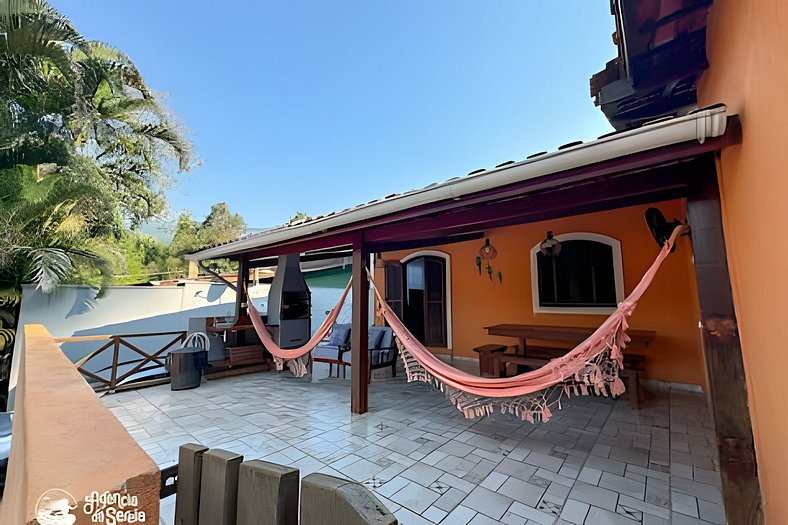 Casa linda com piscina a 2 km da balsa de Ilhabela