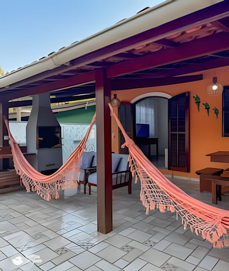 Casa linda com piscina a 2 km da balsa de Ilhabela