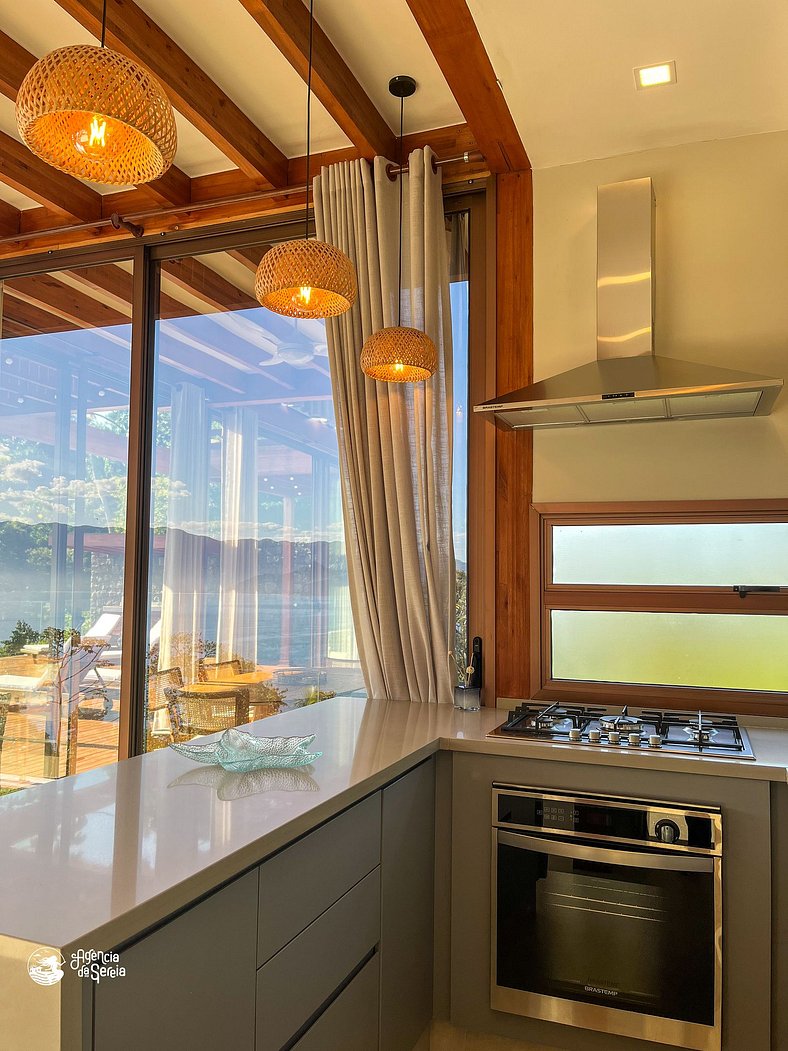 Casa moderna com vista mar panorâmica em Ilhabela