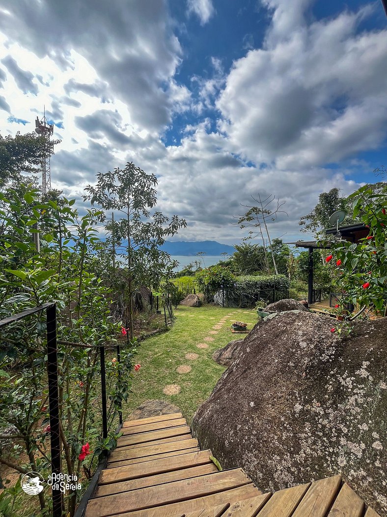 Chalé com vista mar e envolto de natureza Ilhabela