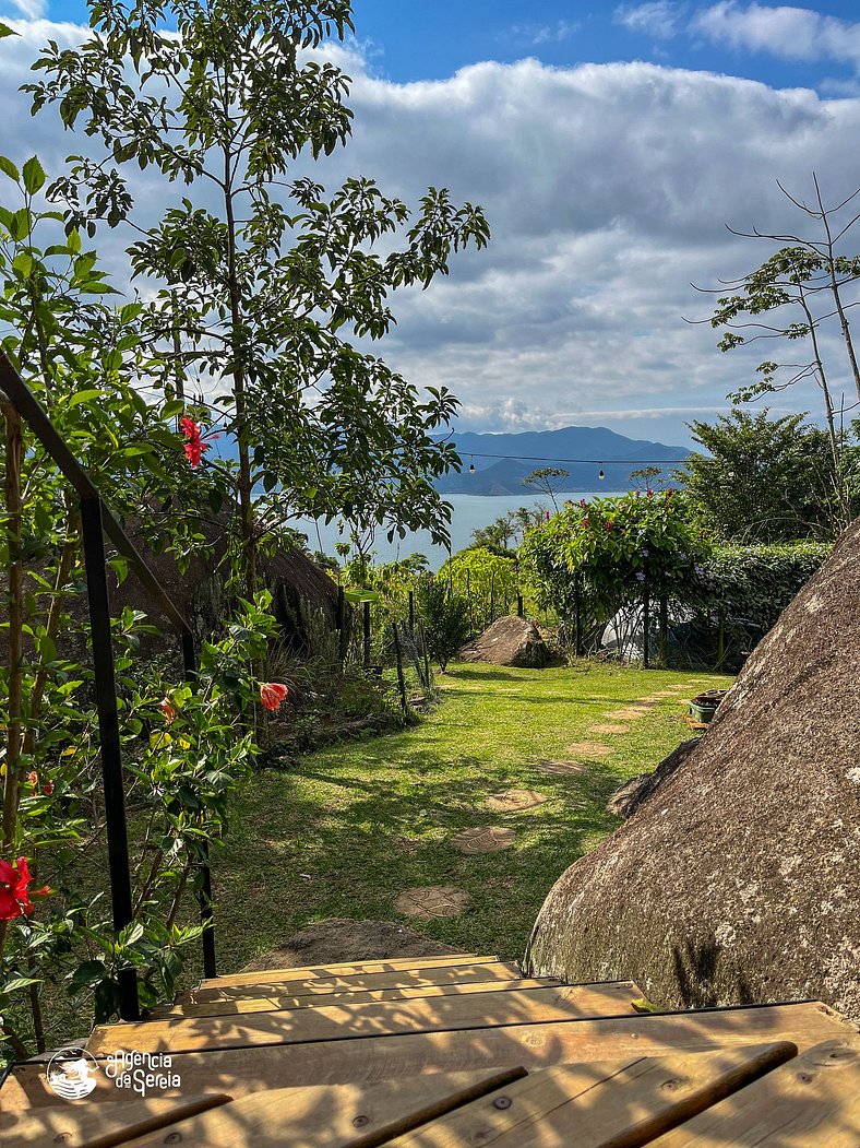 Chalé com vista mar e envolto de natureza Ilhabela