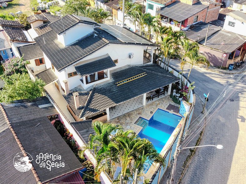 Espaçosa casa com piscina no Perequê, em Ilhabela