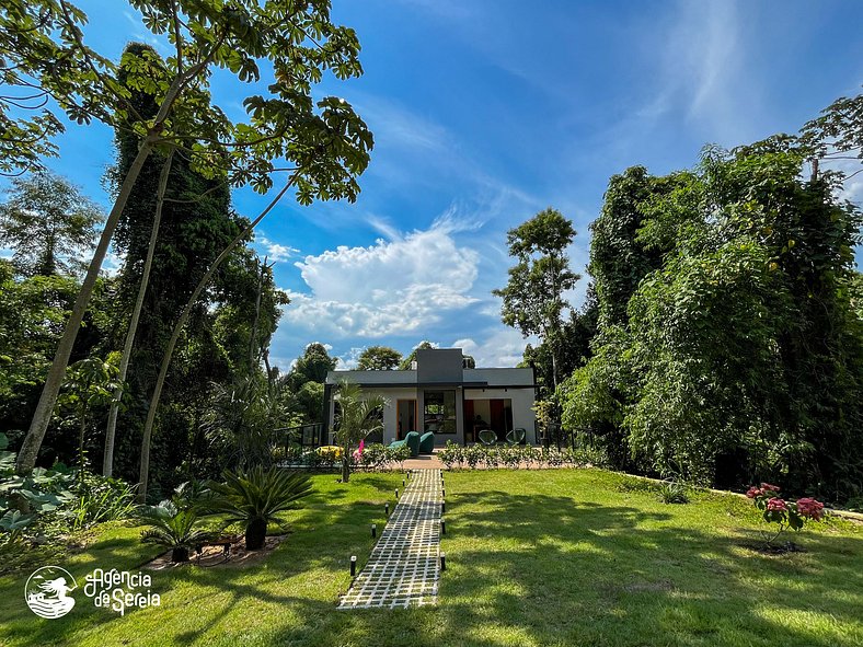 Linda casa em cond. perto da praia da Feiticeira