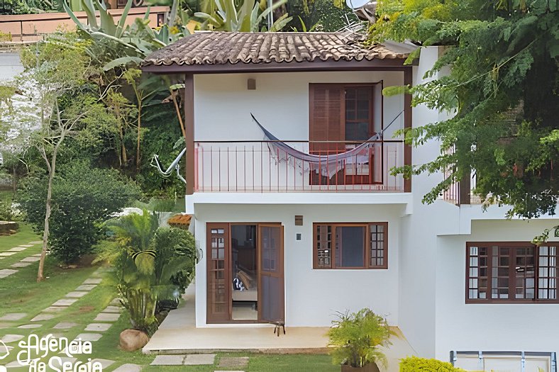 Linda casa em condomínio à 300m da Praia