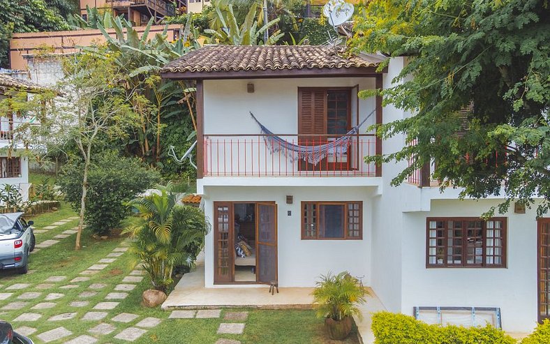 Linda casa em condomínio à 300m da Praia