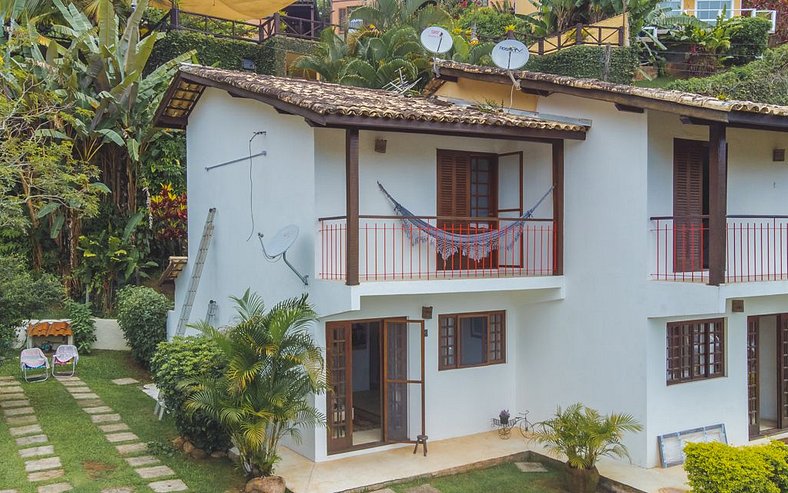 Linda casa em condomínio à 300m da Praia