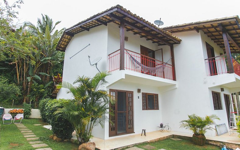 Linda casa em condomínio à 300m da Praia