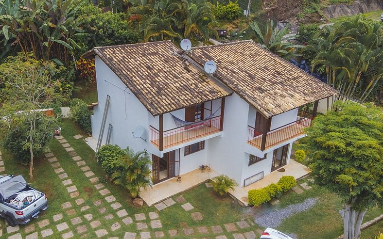 Linda casa em condomínio à 300m da Praia