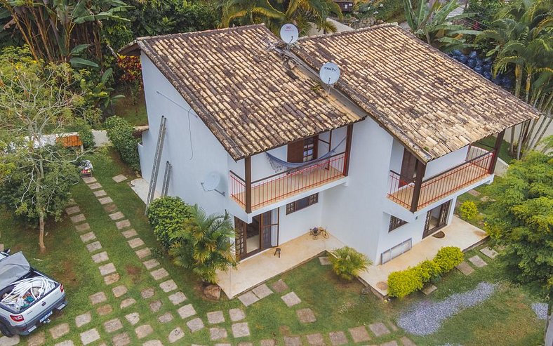 Linda casa em condomínio à 300m da Praia