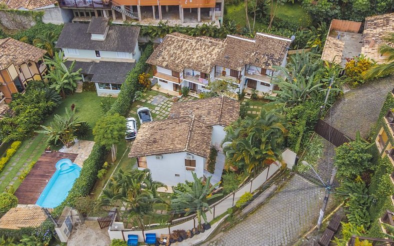 Linda casa em condomínio à 300m da Praia