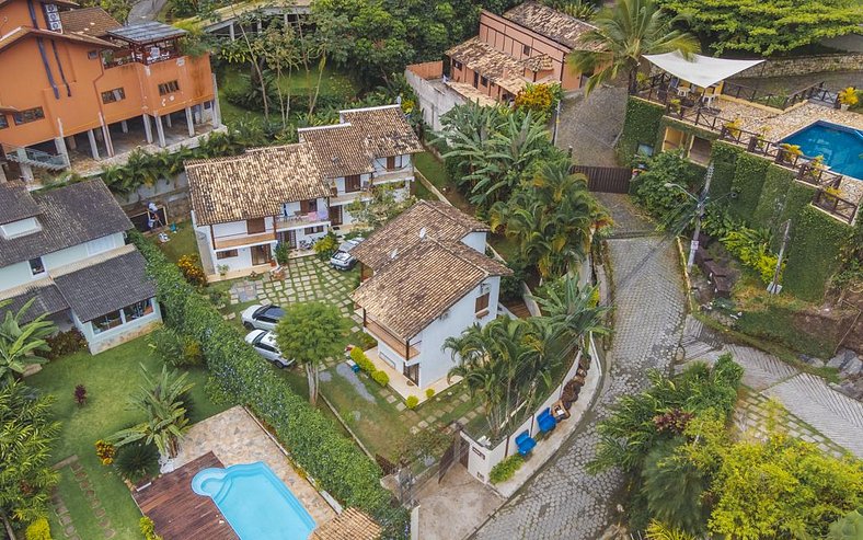 Linda casa em condomínio à 300m da Praia