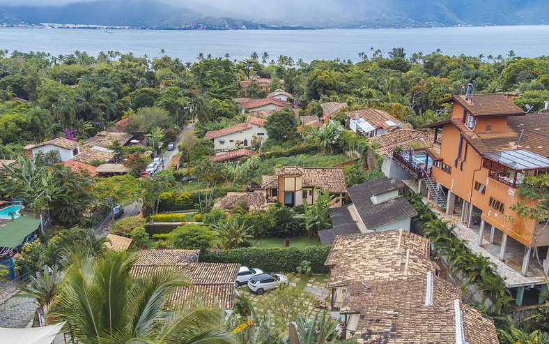 Linda casa em condomínio à 300m da Praia