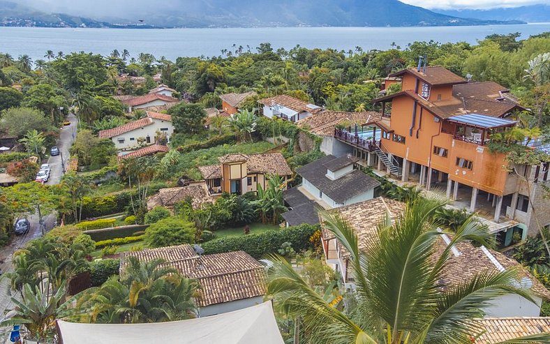 Linda casa em condomínio à 300m da Praia