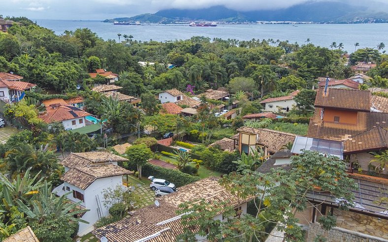 Linda casa em condomínio à 300m da Praia