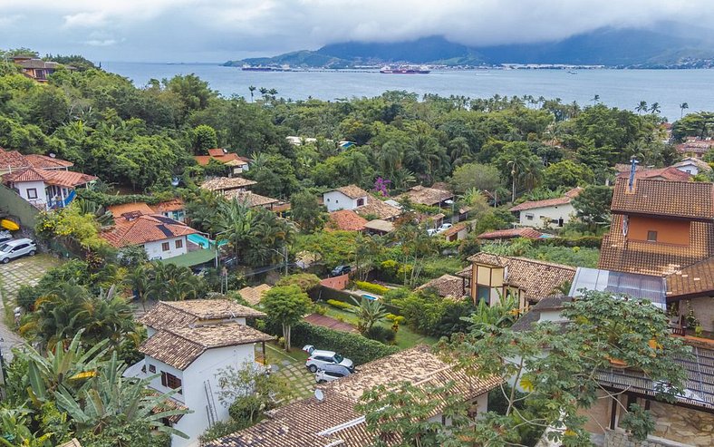 Linda casa em condomínio à 300m da Praia